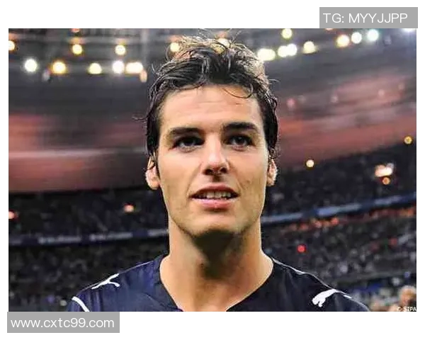 男足球明星帅照大赏展现运动魅力与时尚风采的完美结合 男足球明星帅照大赏展现运动魅力与时尚风采的完美结合